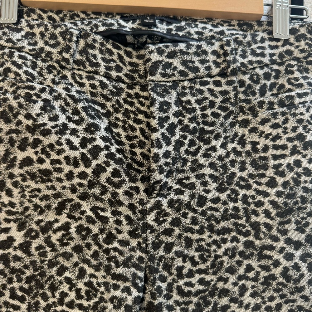Banana Republic Metallic
Leopard Long Blazer size 4 and matching pants size 2 - Picture 9 of 12